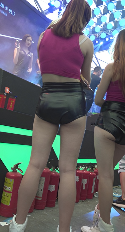 ChinaJoy现场高腰皮裤女孩[2.15G/MP4]