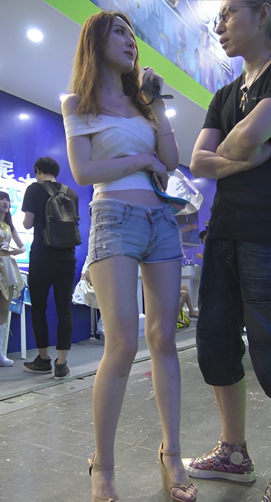 漂亮的牛仔热裤模特[2.8G/MP4]