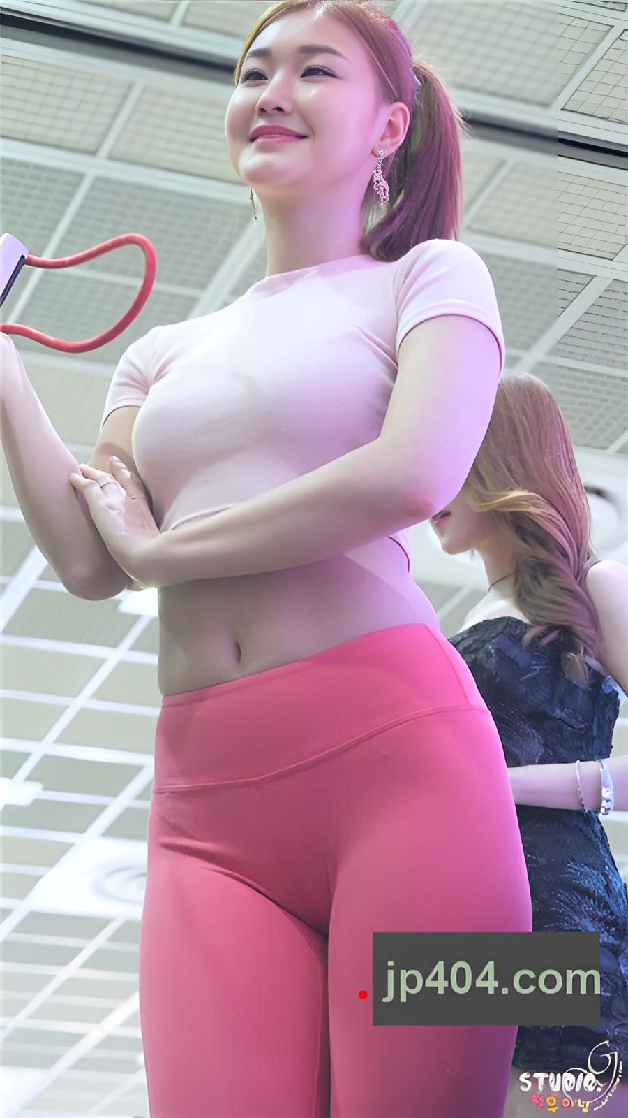 粉色紧身裤美女模特[709M/MP4]