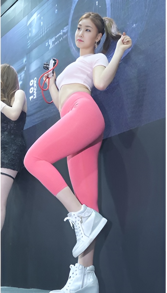 粉色紧身裤美女模特[709M/MP4]
