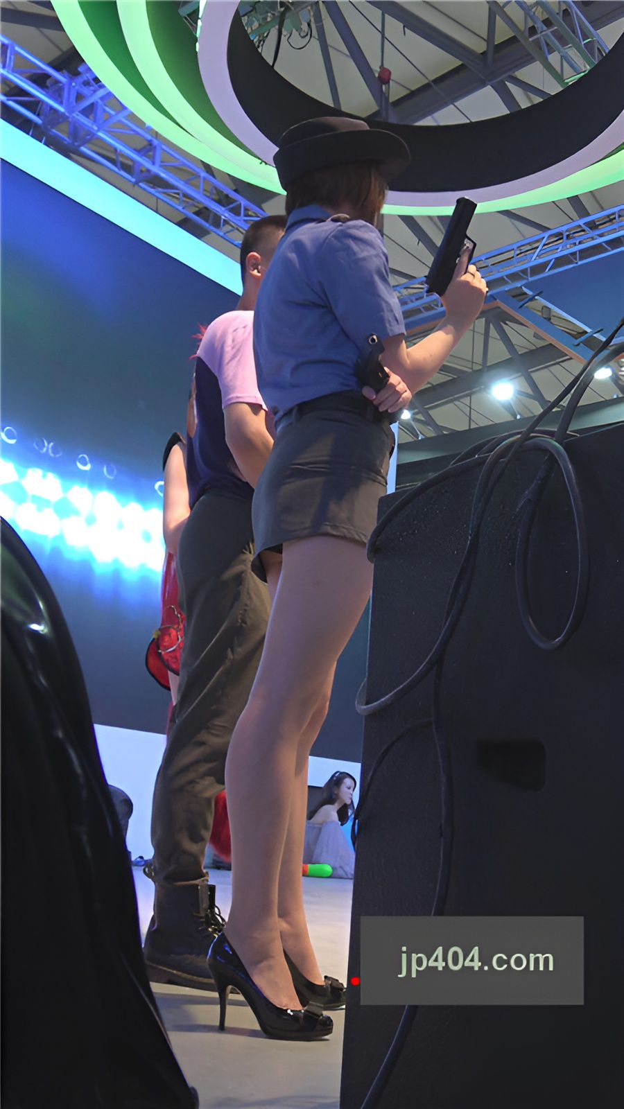 展台上的制服美女[824M/MP4]