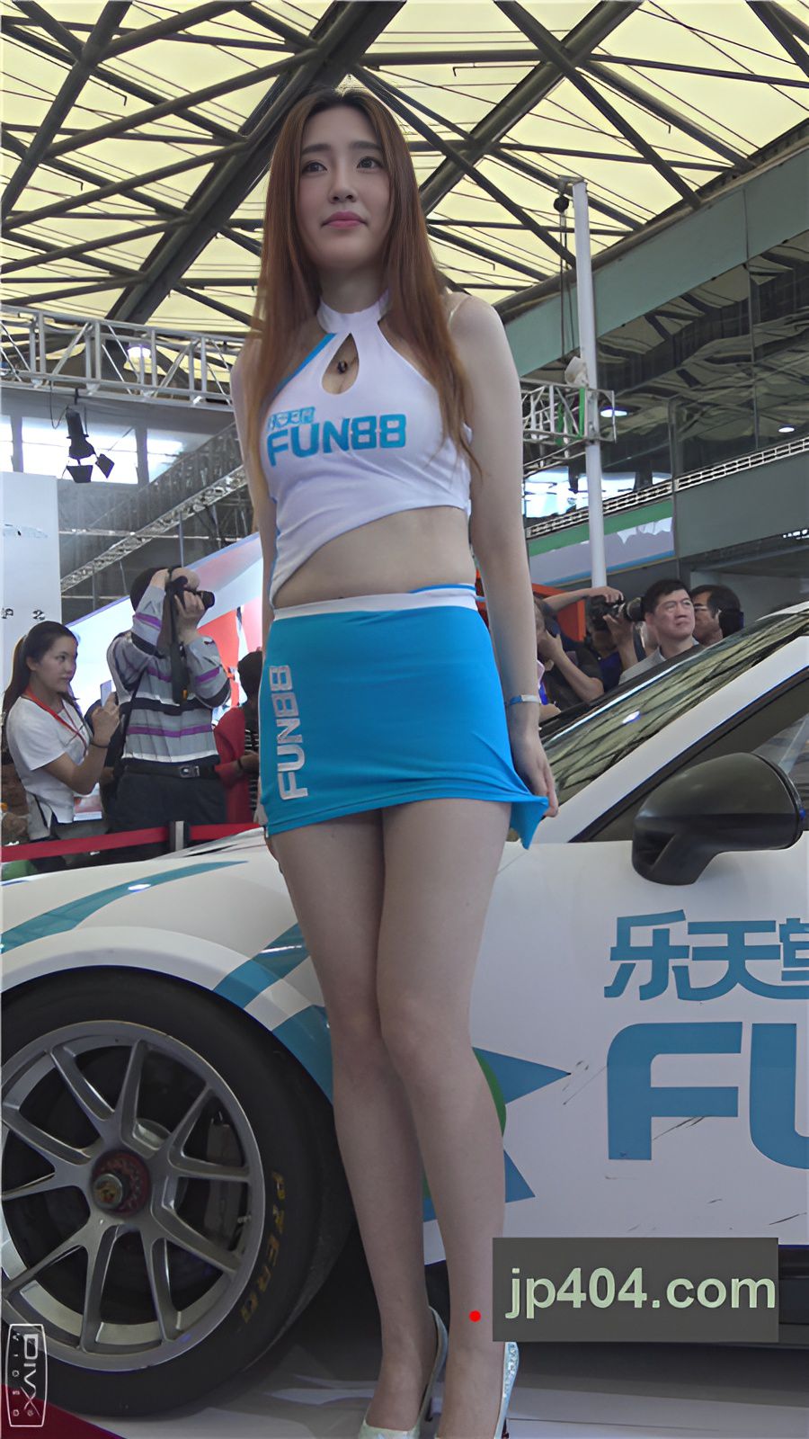 漂亮的蓝色紧身包臀车模美女[1.25G/MP4]