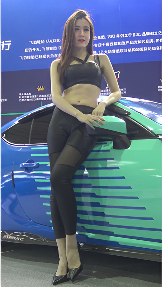 漂亮的皮裤车模美女[3.58G/MP4]