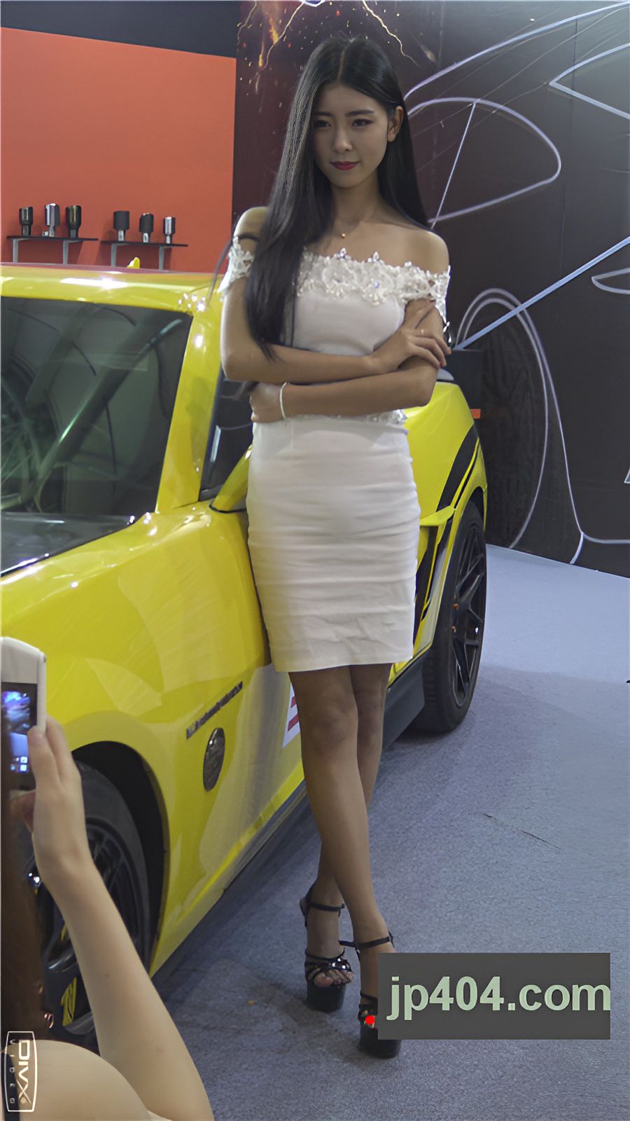 玩手机的白裙模特[441M/MP4]