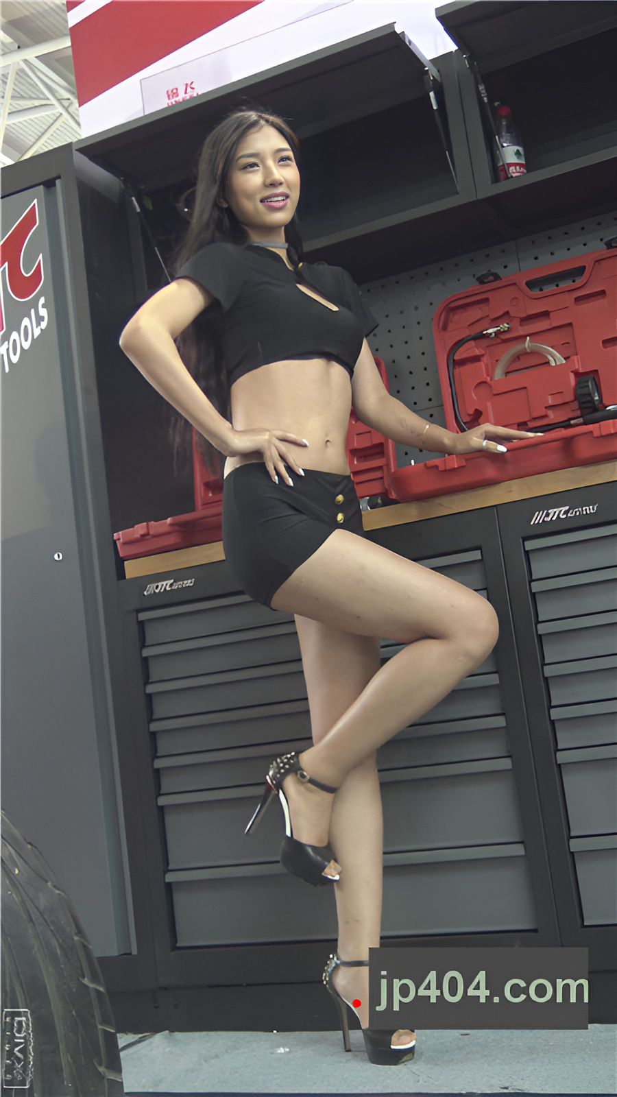 性感的长发黑色紧身小短裤美女[3.7G/MP4]