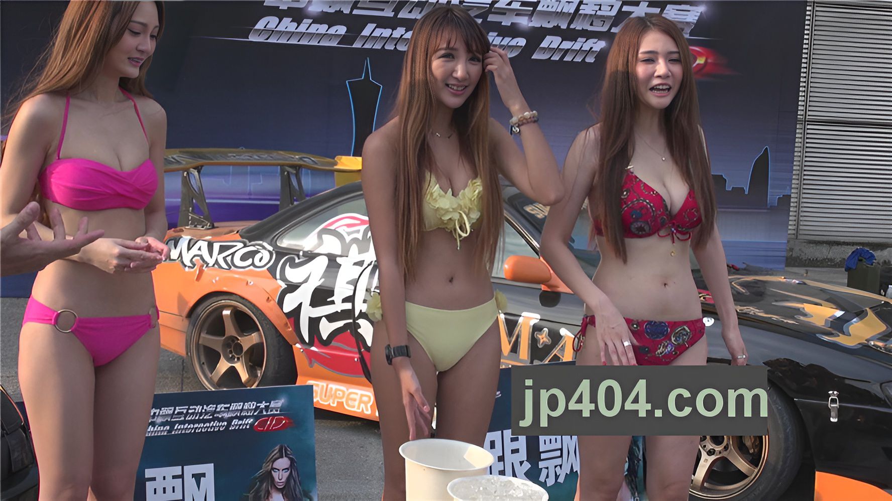 改装车上的比基尼美模[7.4G/MP4]