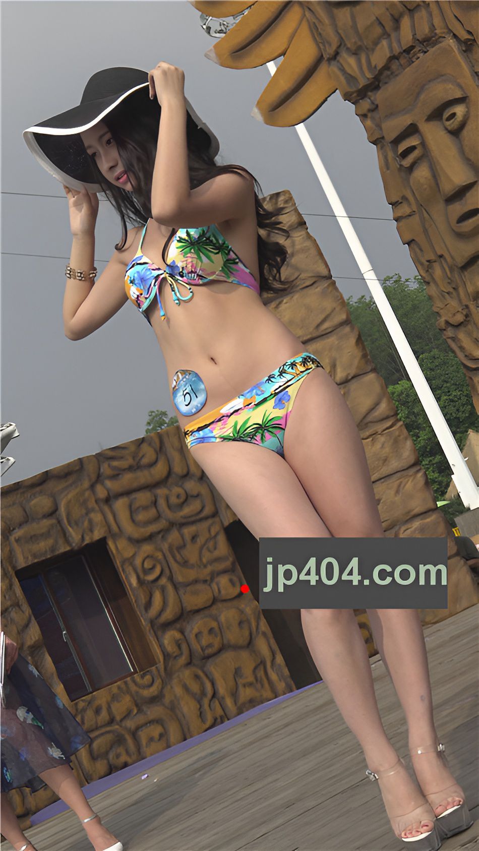 白肤极品高校比基尼美女[1.55G/MP4]