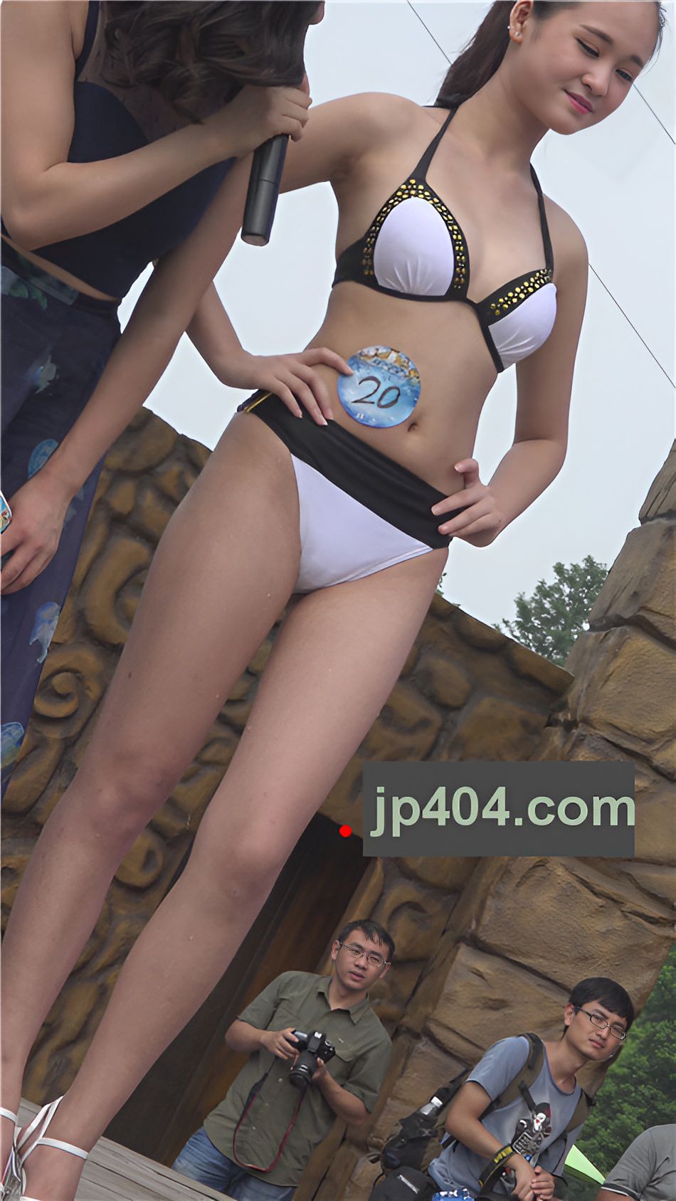 白色比基尼高校美女圆润紧翘[4.16G/MP4]