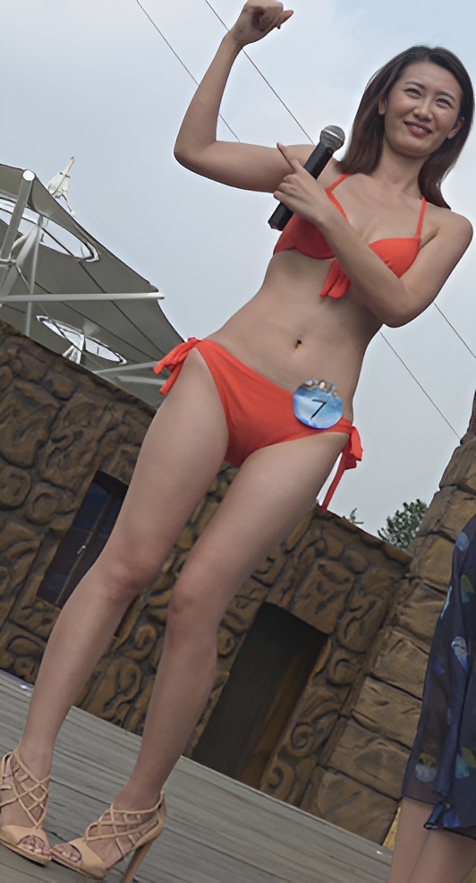 桔红色比基尼纤细身材高校美女[2.02G/MP4]