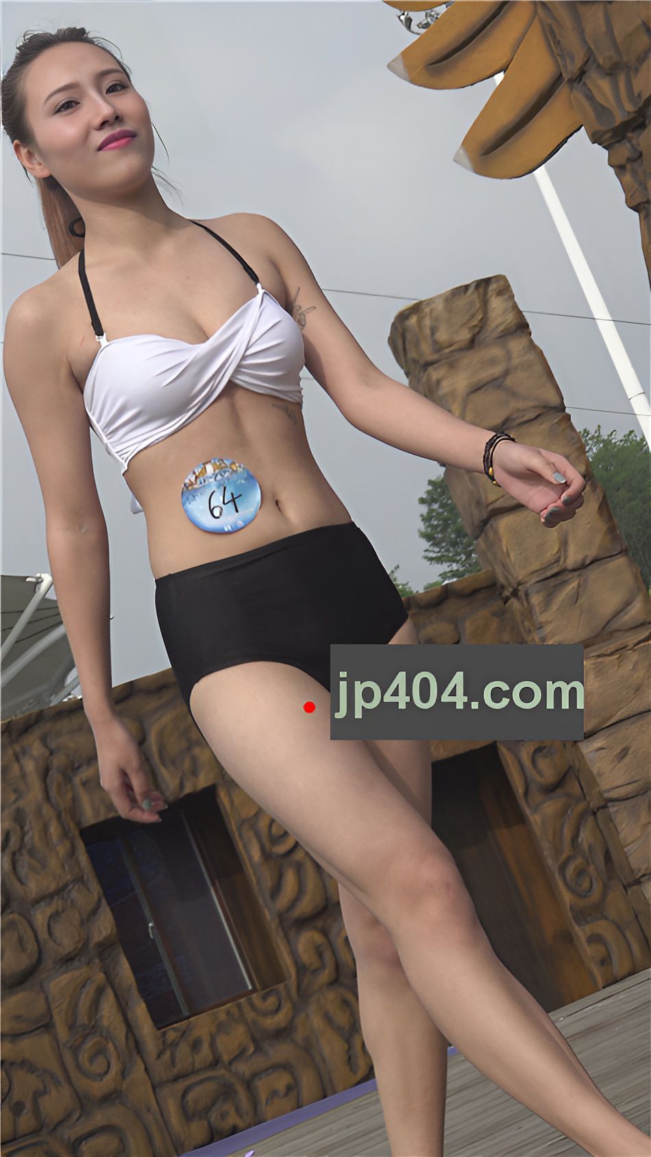 黑和白比基尼高挑高校美女[340M/MP4]