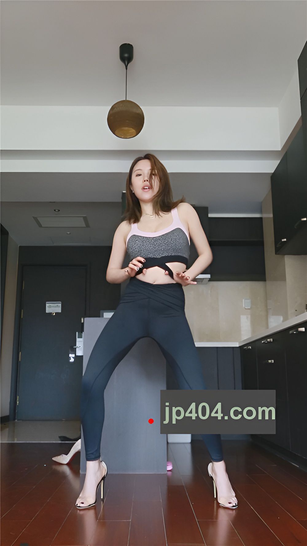 黑裤热舞美女[354M/MP4]