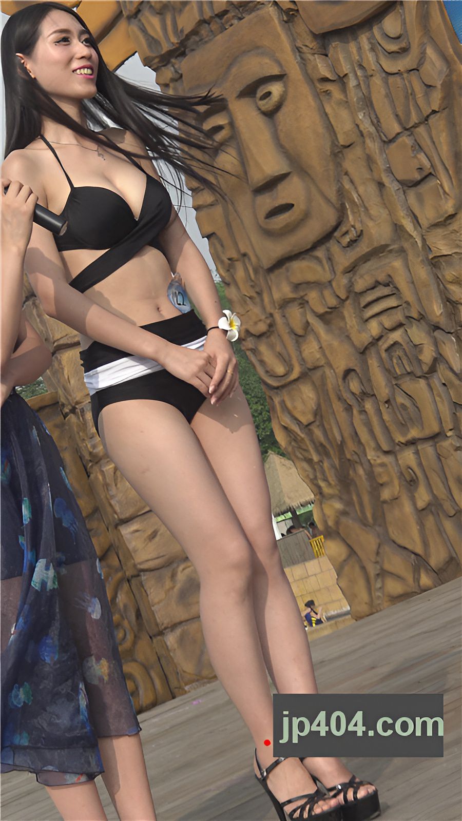 高校泳装秀黑色比基尼白嫩美女[698M/MP4]