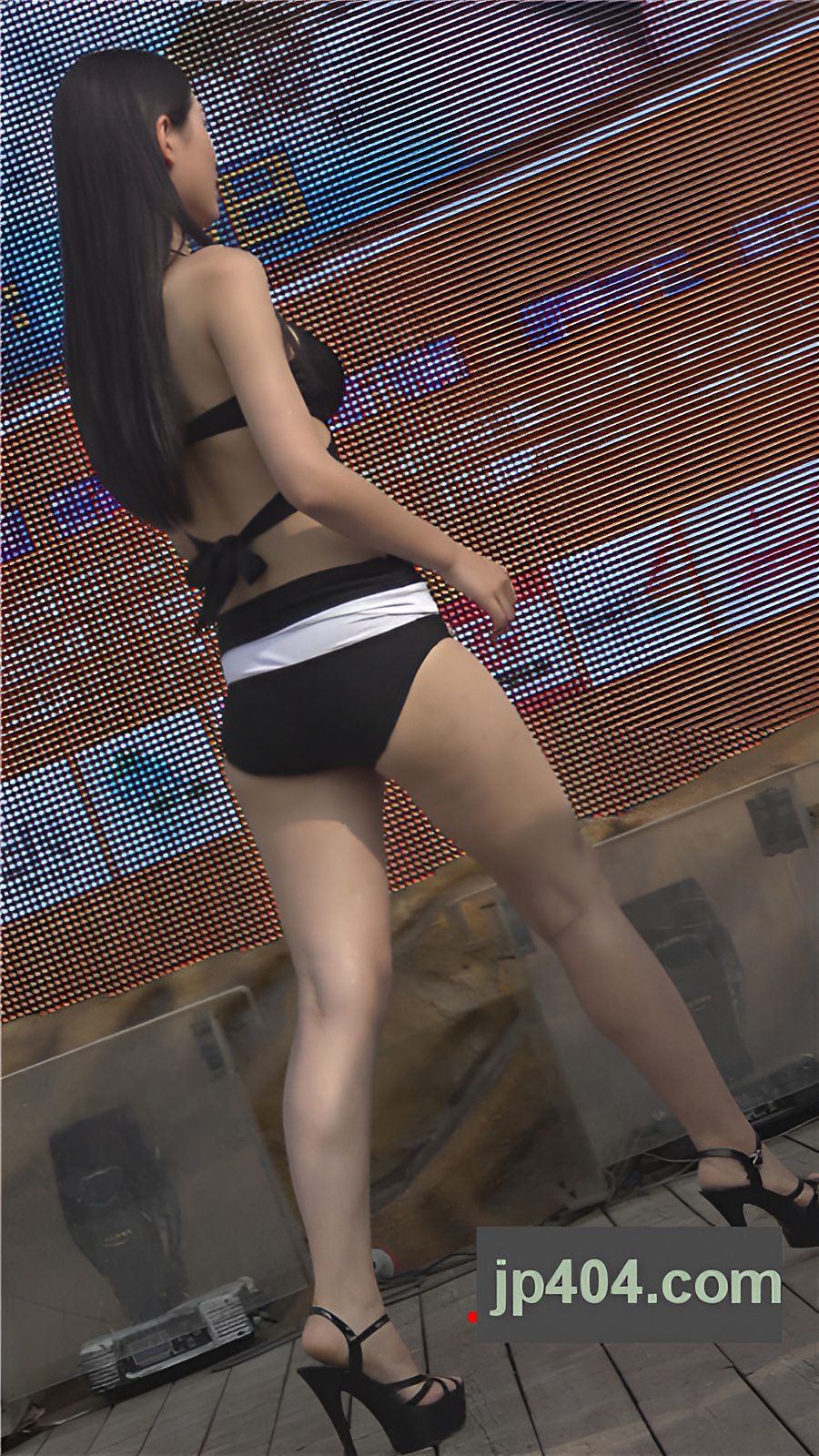 高校泳装秀黑色比基尼白嫩美女[698M/MP4]