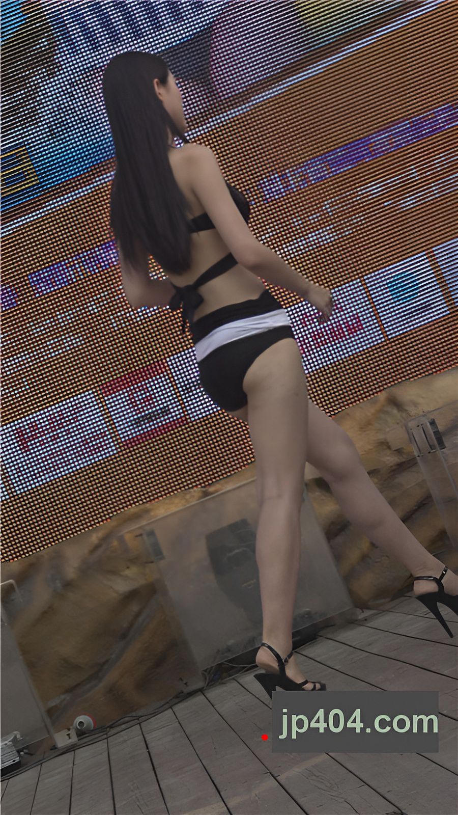 高校泳装秀黑色比基尼白嫩美女[698M/MP4]