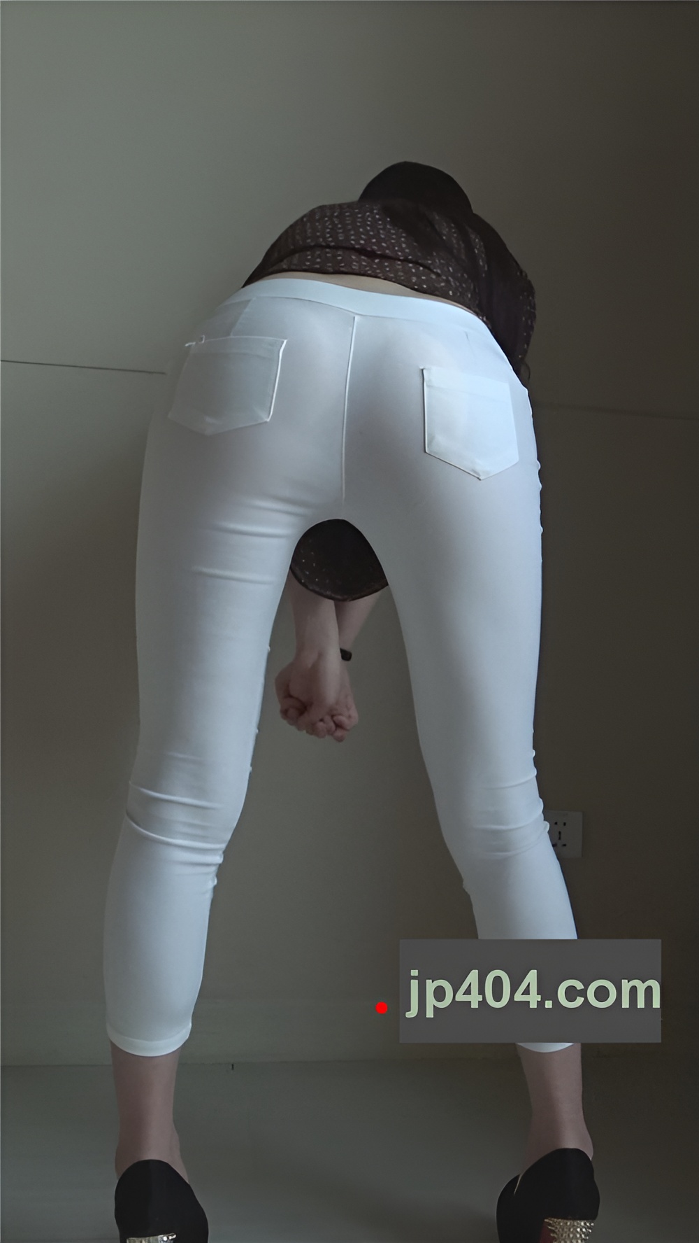 漂亮的白色紧身裤小姐姐[5.06G/MP4]