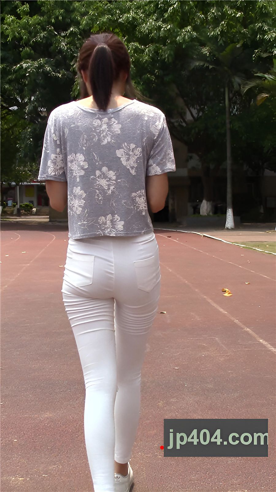 模拍漂亮的清纯白裤美女[1.07G/MP4]