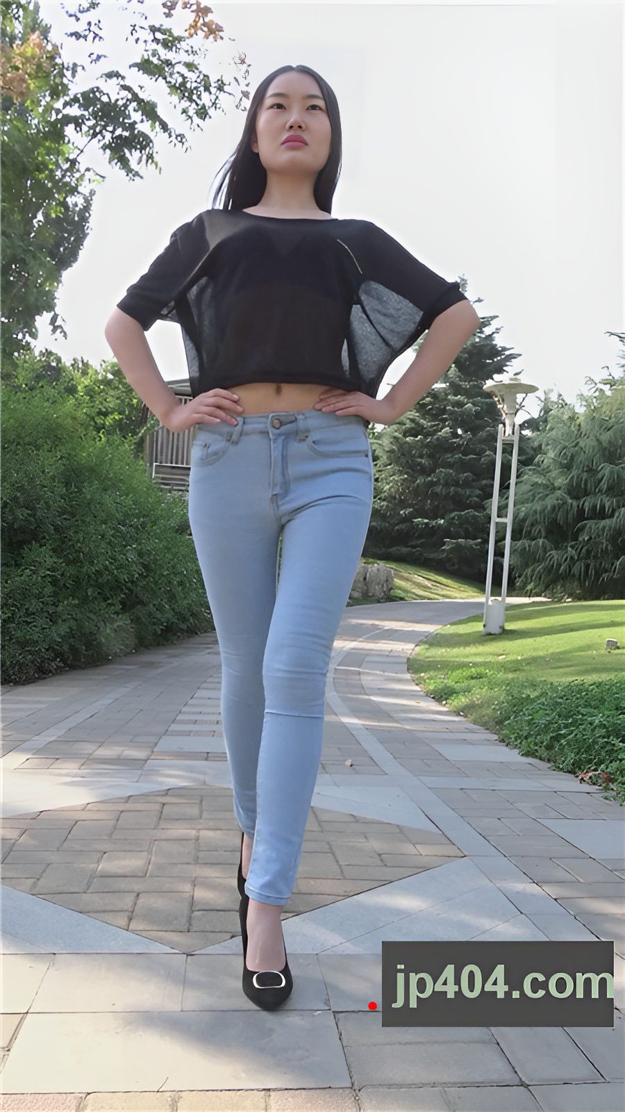 模拍黑衣牛仔露腰美女（二）[1.79G/MP4]
