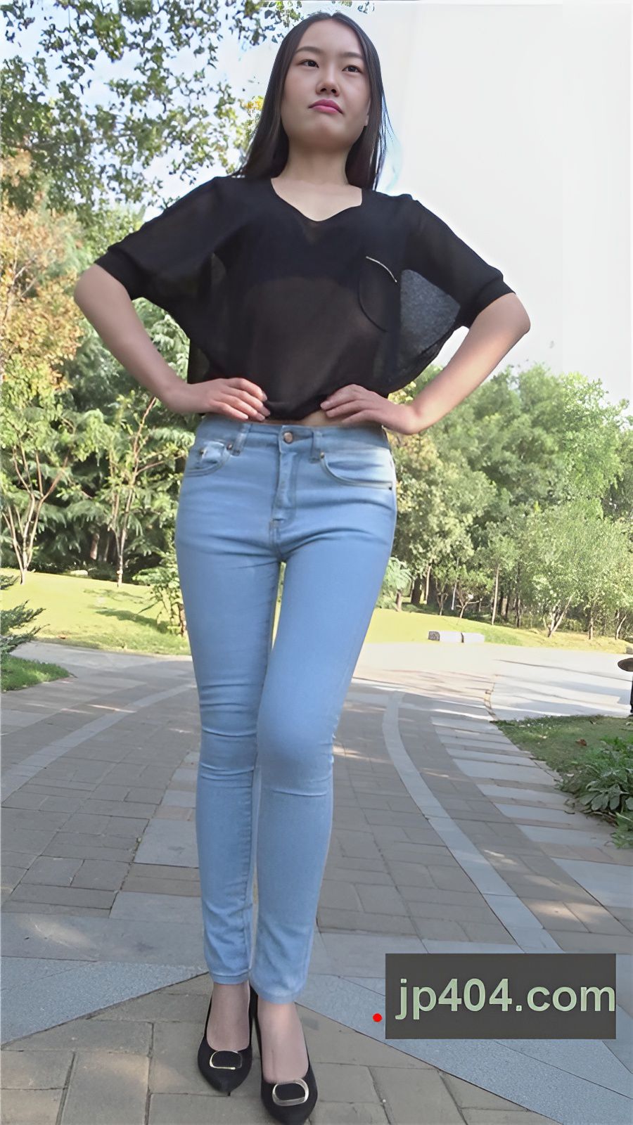 模拍黑衣牛仔露腰美女（二）[1.79G/MP4]