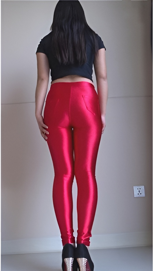 模拍漂亮的红色皮裤紧身美女（二）[1.71G/MP4]