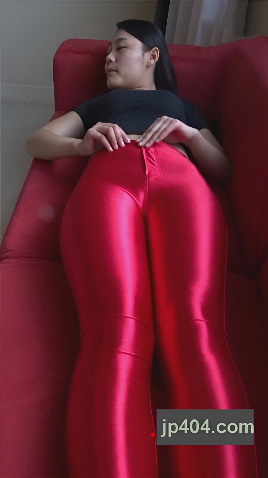 模拍漂亮的红色皮裤紧身美女（一）[1.86G/MP4]