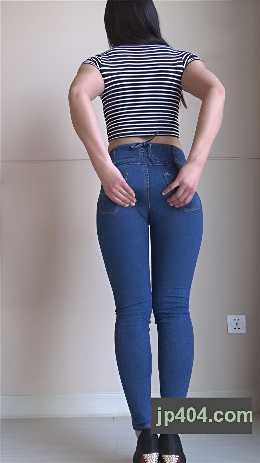 模拍诱人的蓝牛仔美女（二）[1.37G/MP4]