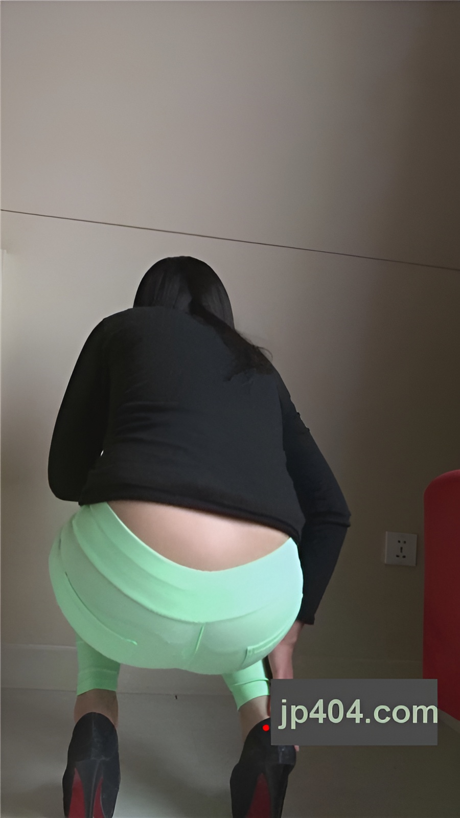 模拍漂亮的绿色紧身裤诱惑美女[1.72G/MP4]