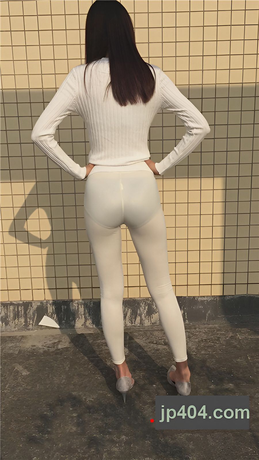 模拍阳台上白色紧身裤美女[2.16G/MP4]