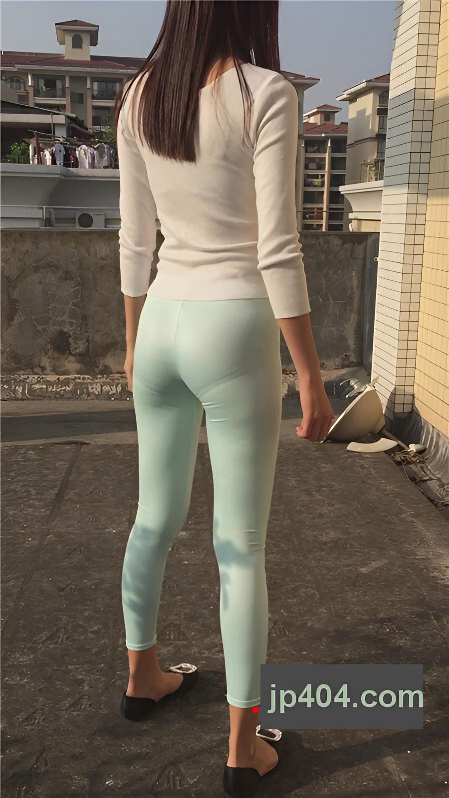 模拍阳台上蓝色紧身裤美女[1.62G/MP4]