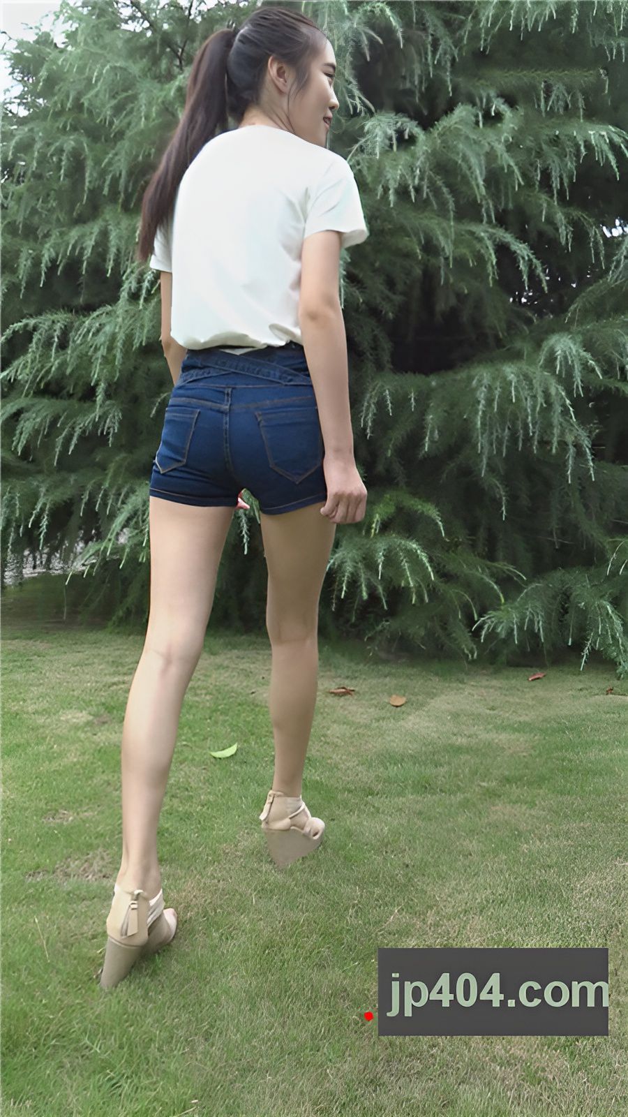 模拍紧身蓝色牛仔热裤美女[3.39G/MP4]