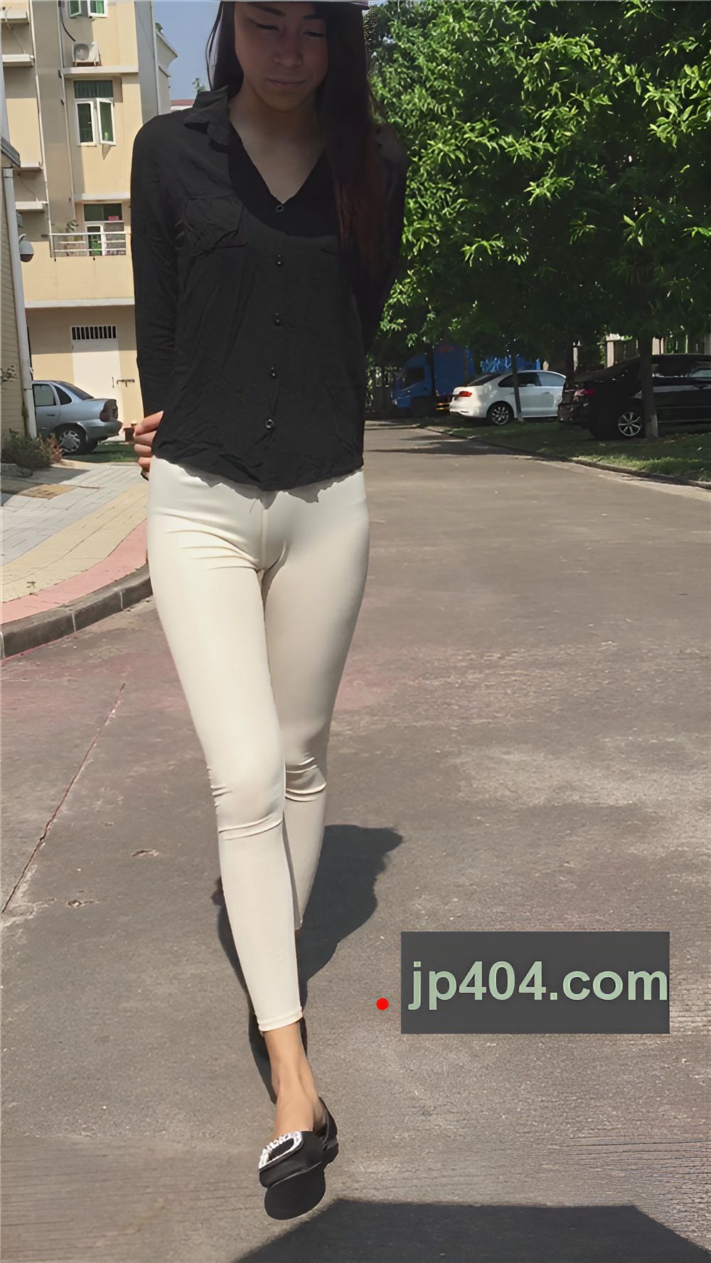 白色紧身裤妹子[1.64G/MP4]