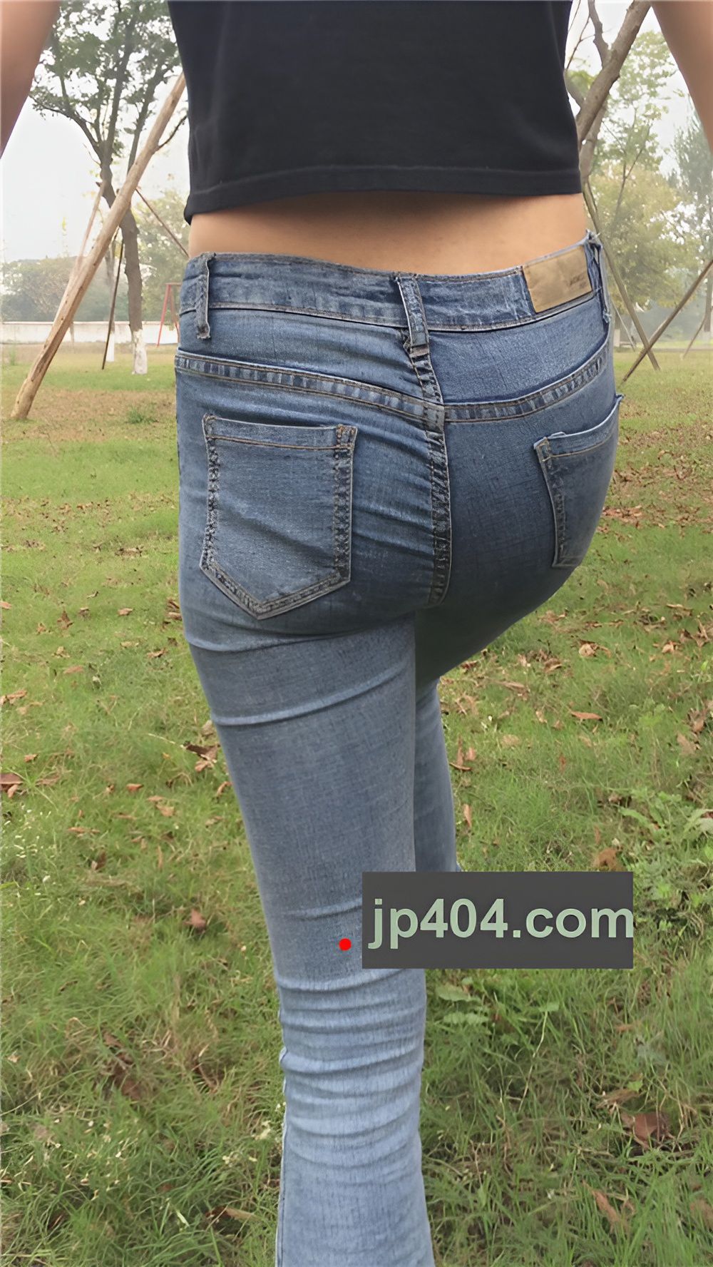 草地上的牛仔裤小姐姐[742M/MP4]