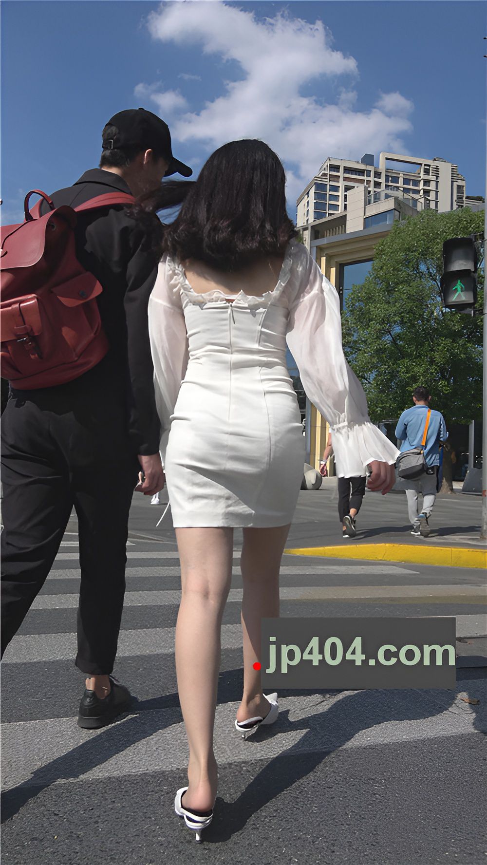 白色连体包臀裙美女[2.17G/MP4]