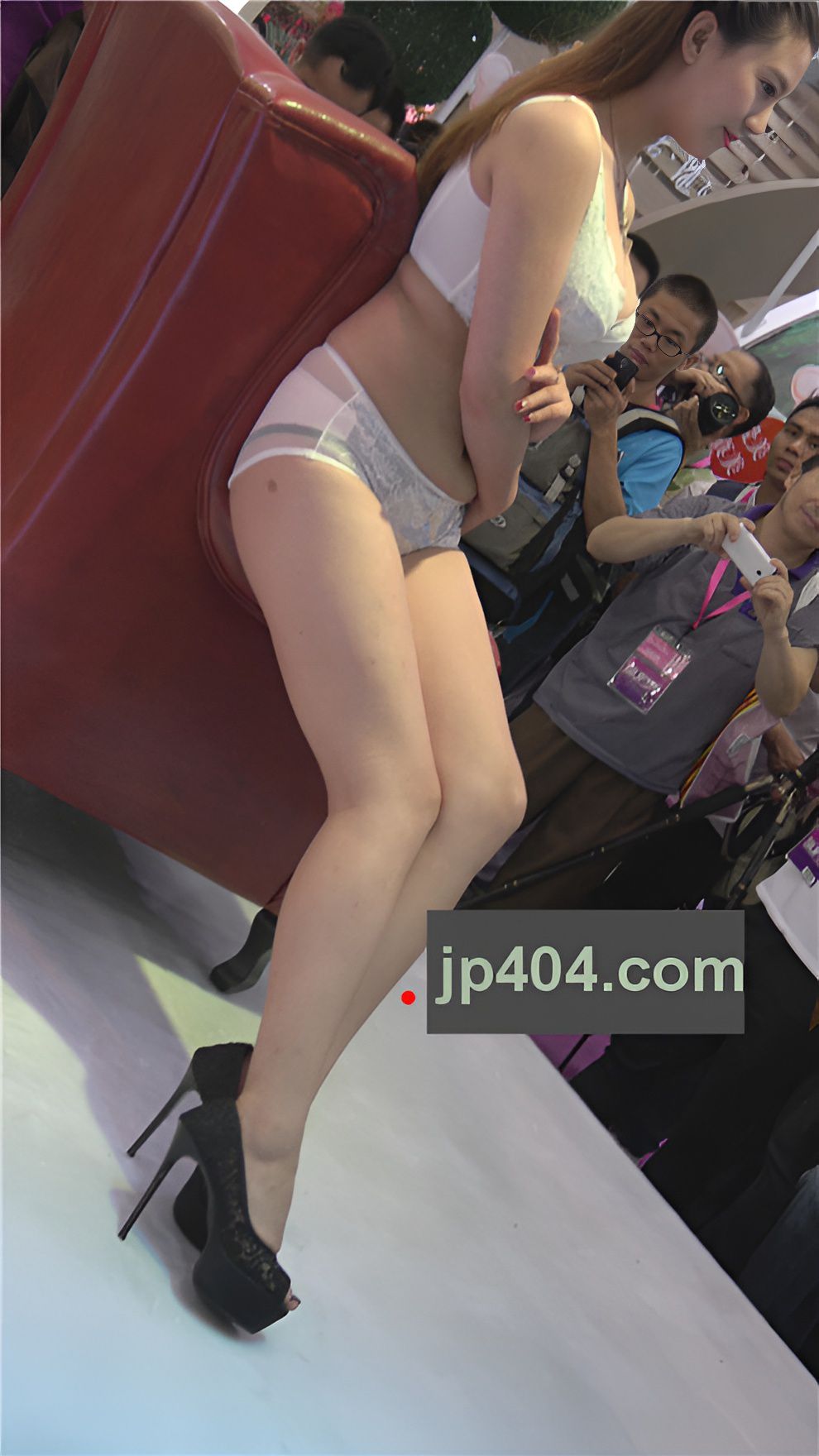 漂亮的内衣展会小姐姐[659M/MP4]