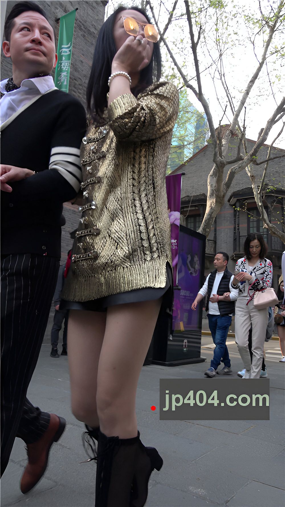 戴着墨镜的美女[1.62G/MP4]