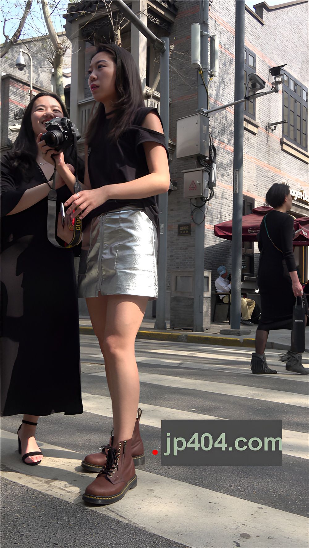 漂亮的银色皮裙美女[1.81G/MP4]