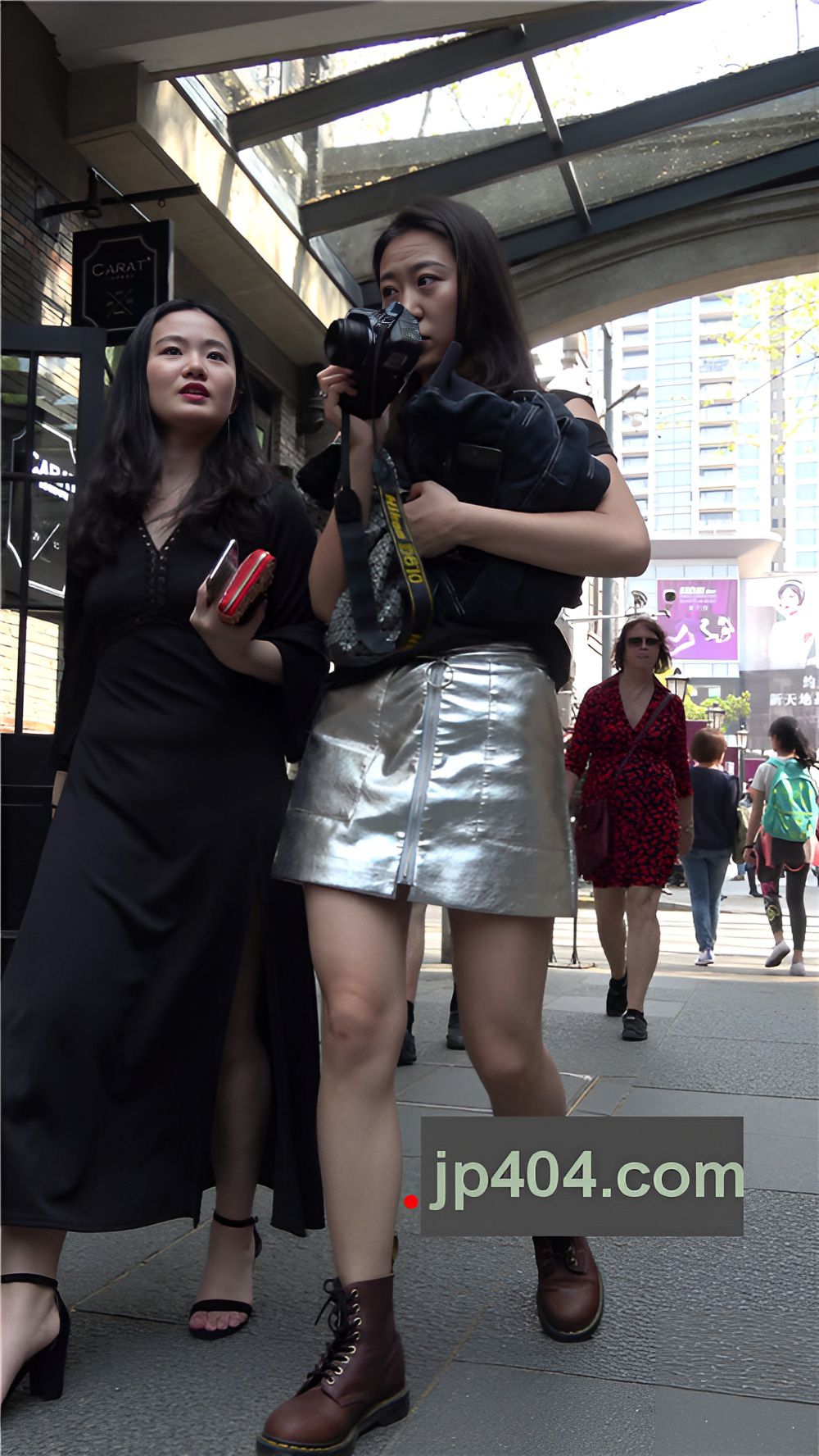 漂亮的银色皮裙美女[1.81G/MP4]