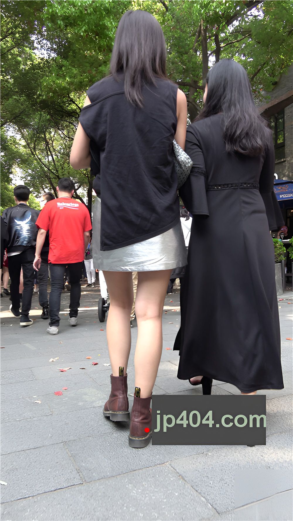 漂亮的银色皮裙美女[1.81G/MP4]