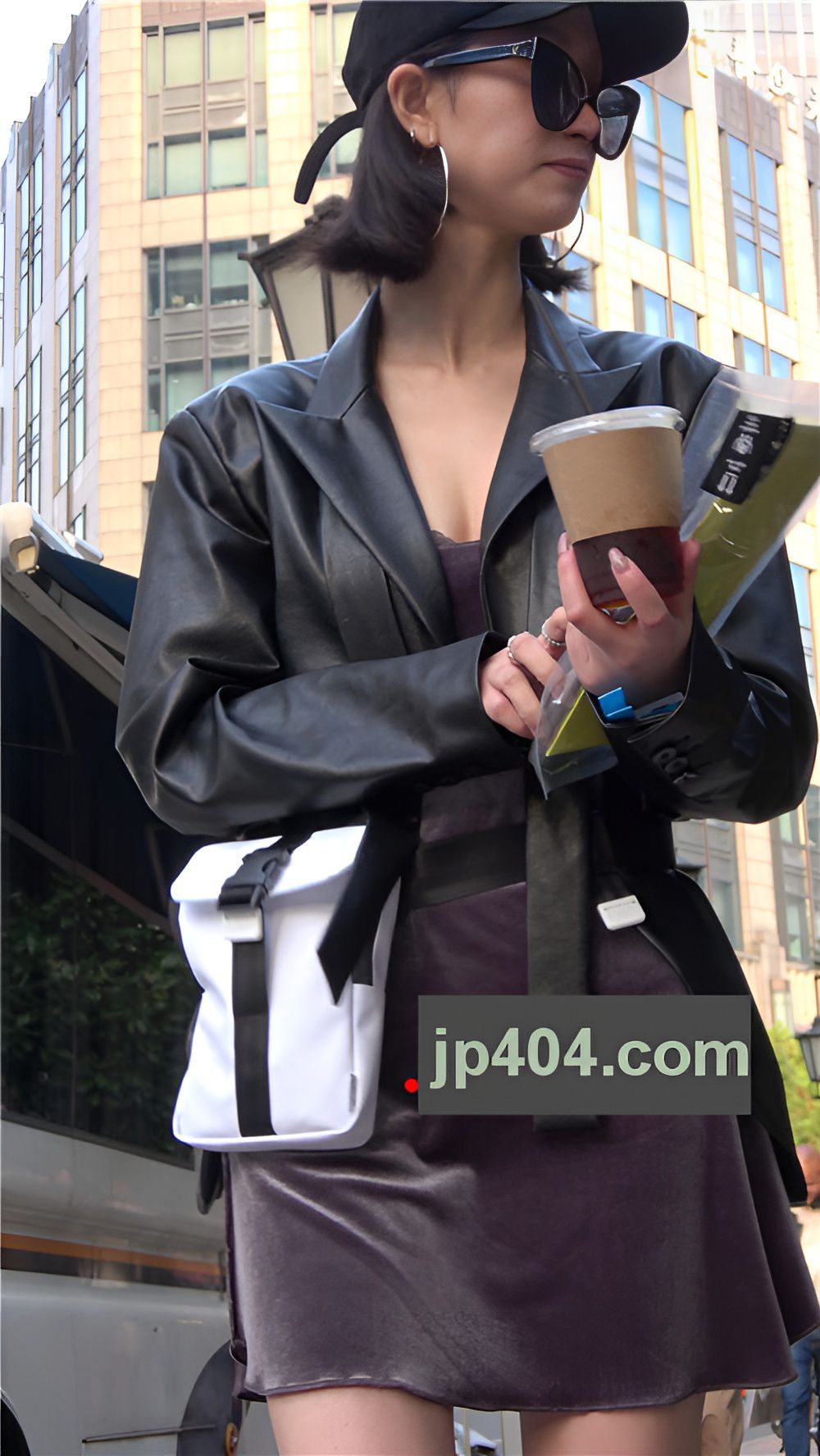 漂亮的皮衣小姐姐[1.05G/MP4]