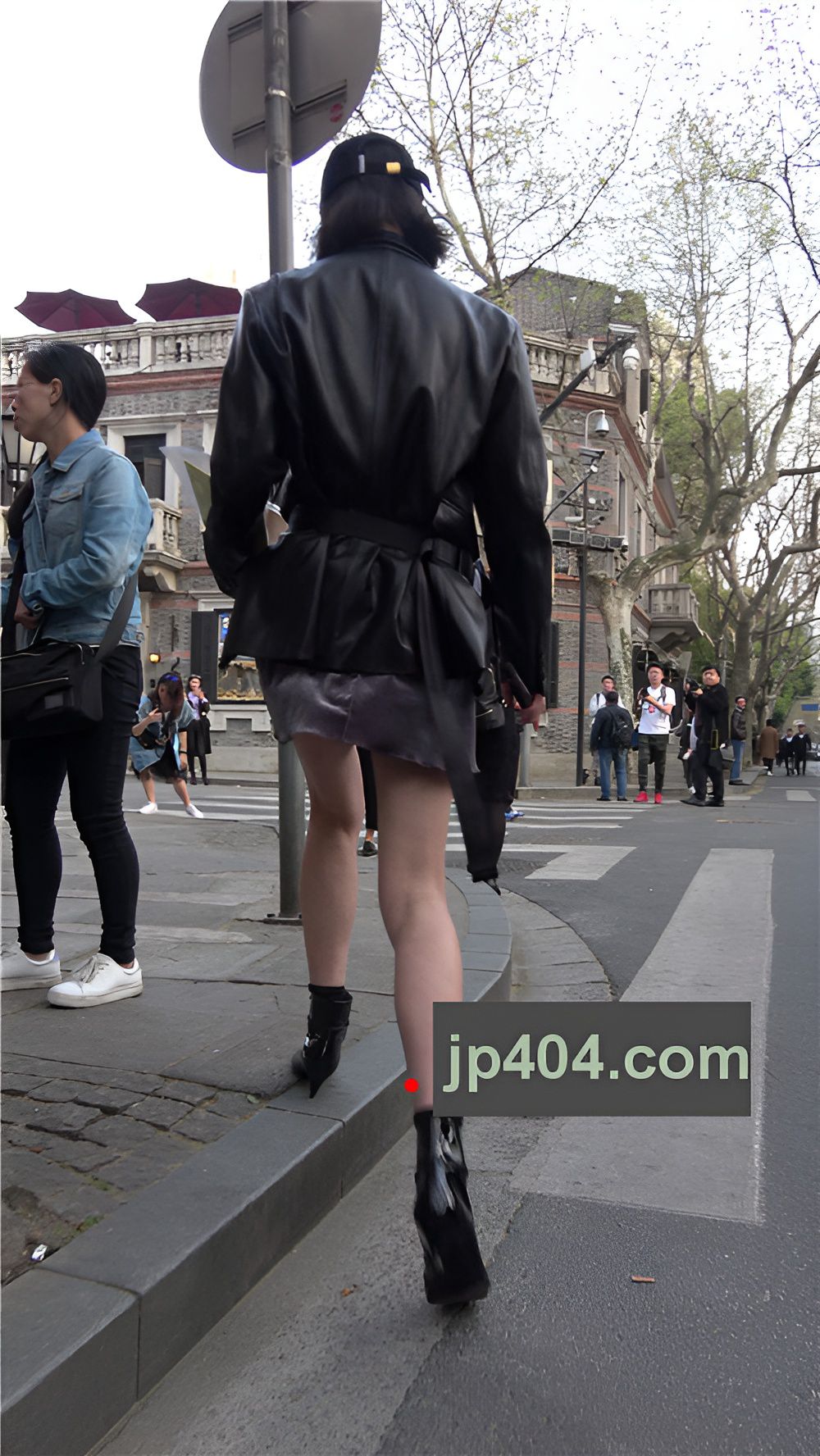 漂亮的皮衣小姐姐[1.05G/MP4]