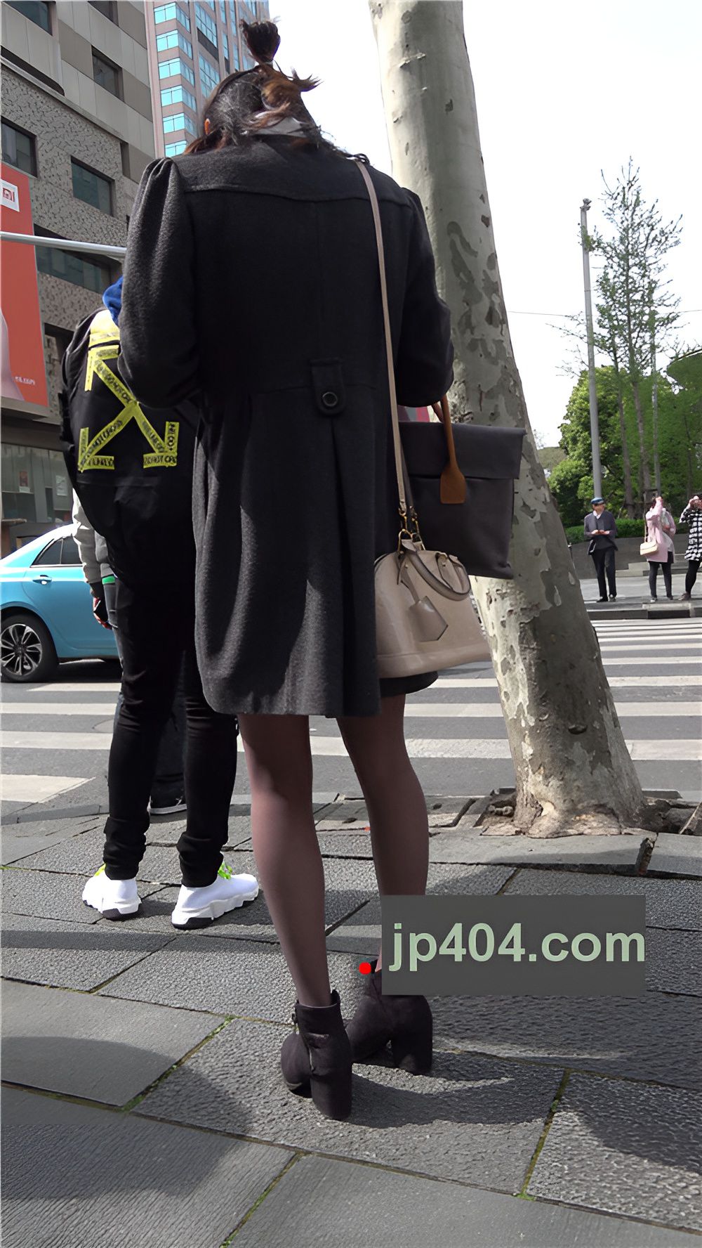 玩手机的黑丝妹子[1.31G/MP4]