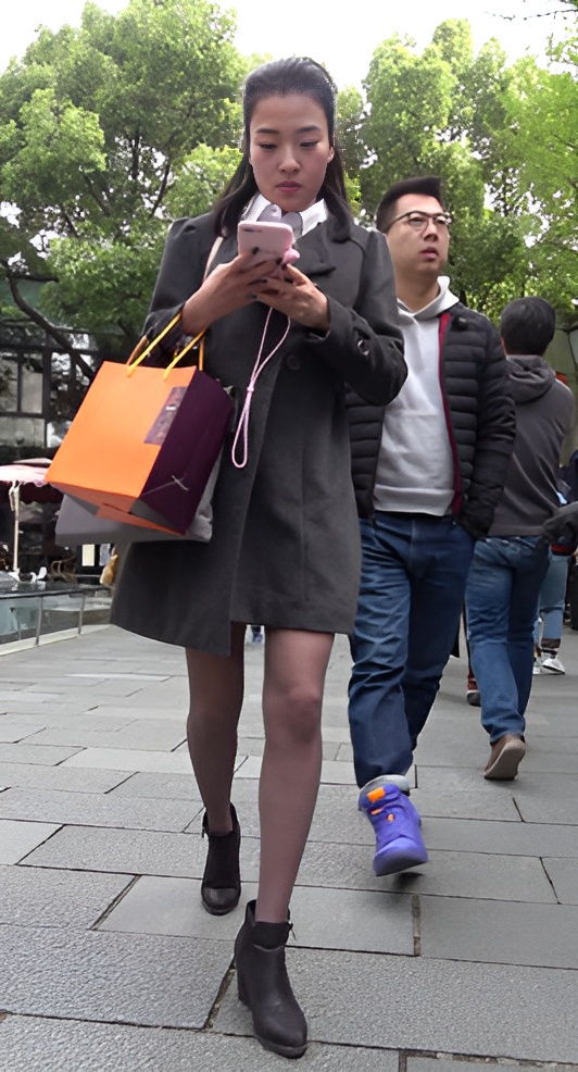 玩手机的黑丝妹子[1.31G/MP4]