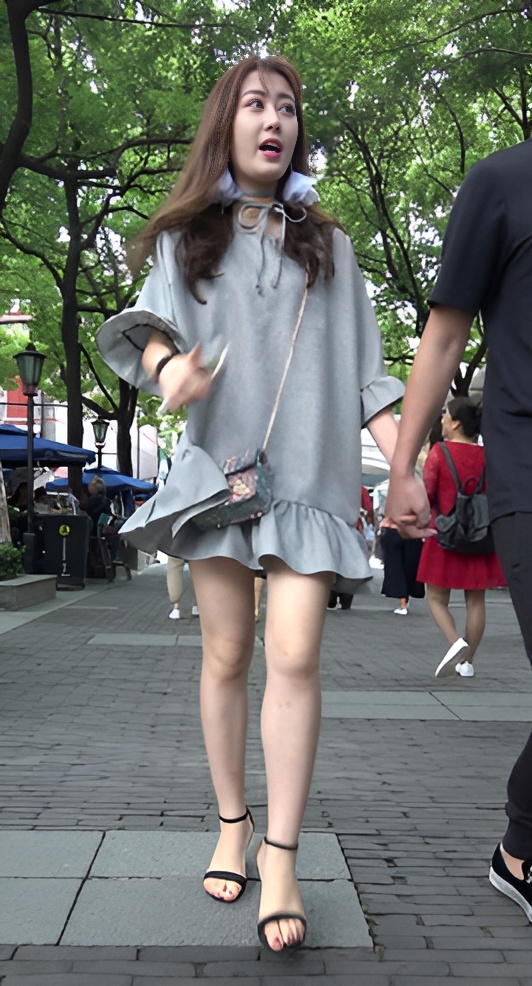 漂亮的连体裙美女[780M/MP4]