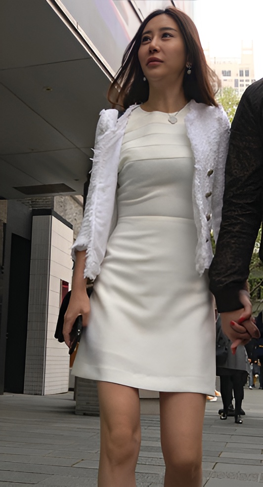 白色连体裙小姐姐[636M/MP4]