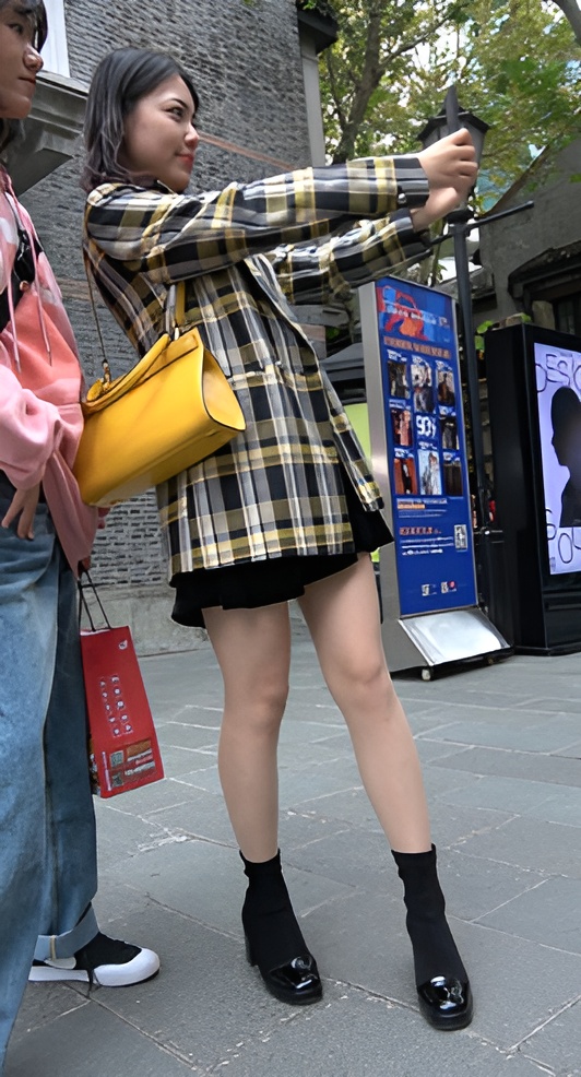 拍照的漂亮小姐姐[1.93G/MP4]