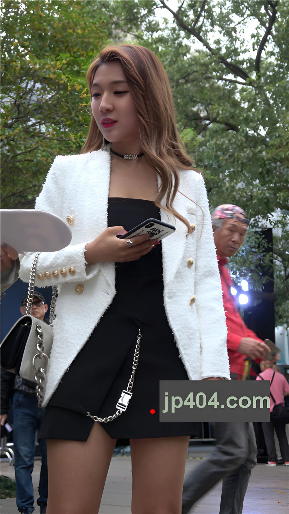 玩手机的小姐姐[1.69G/MP4]