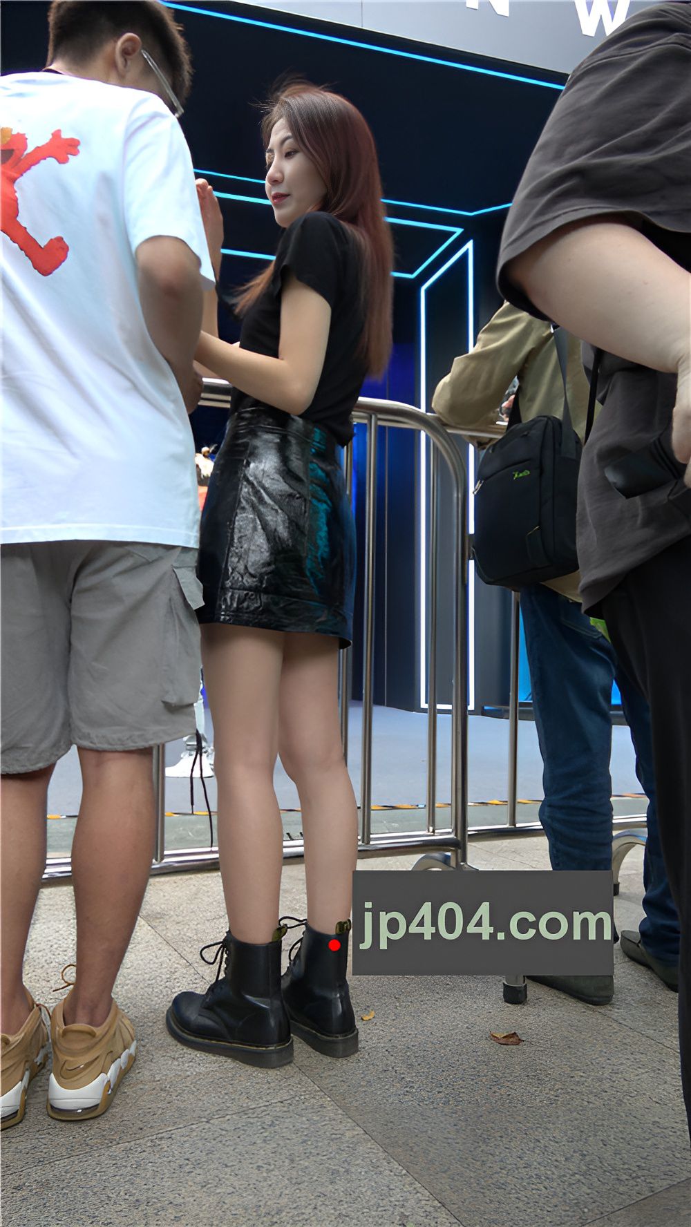 黑色皮裙小姐姐[1.55G/MP4]