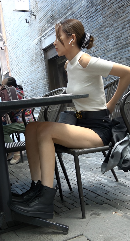 漂亮的长腿小姐姐[1.37G/MP4]