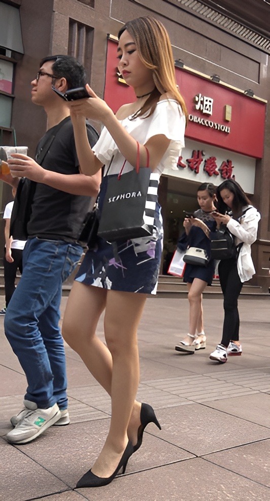 补妆的漂亮小姐姐[1.56G/MP4]