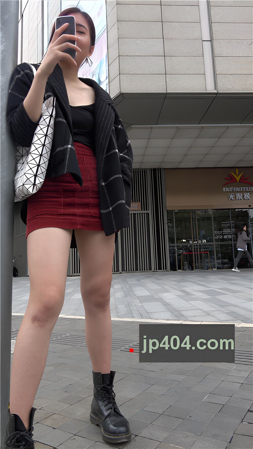 玩手机的红裙小姐姐[1.65G/MP4]