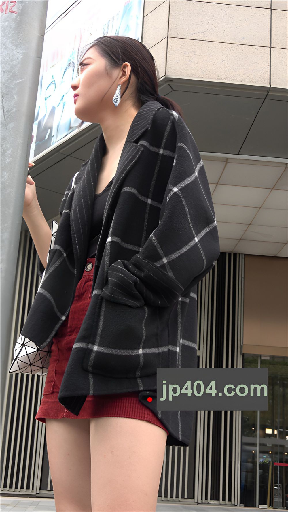 玩手机的红裙小姐姐[1.65G/MP4]